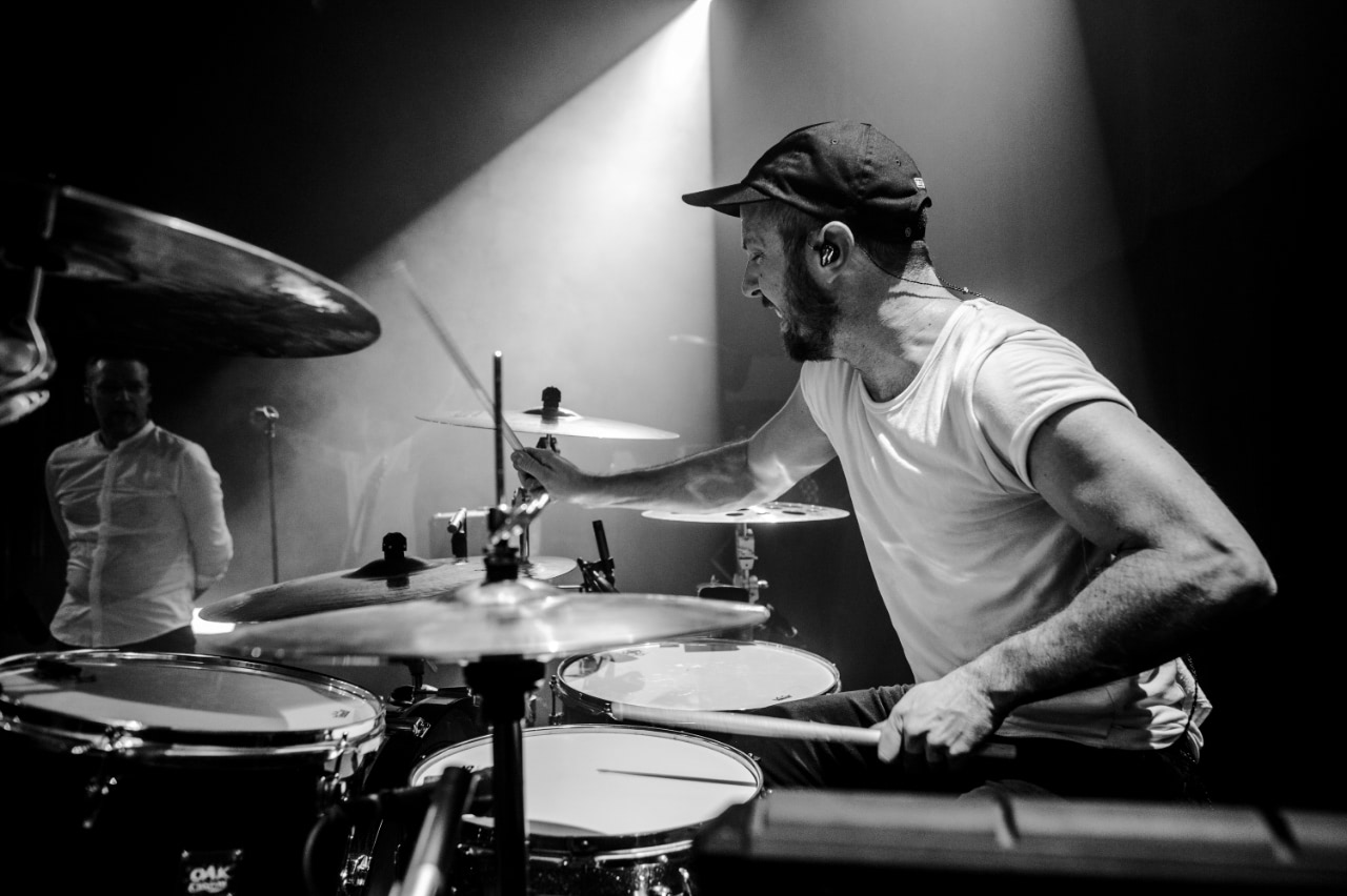 Johannes Joe Koster rockt das Schlagzeug mit Adam Angst im Club Luxor Köln